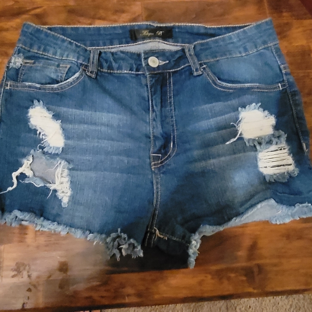 KliqueB distressed raw hem denim shoŕts beachy,summer